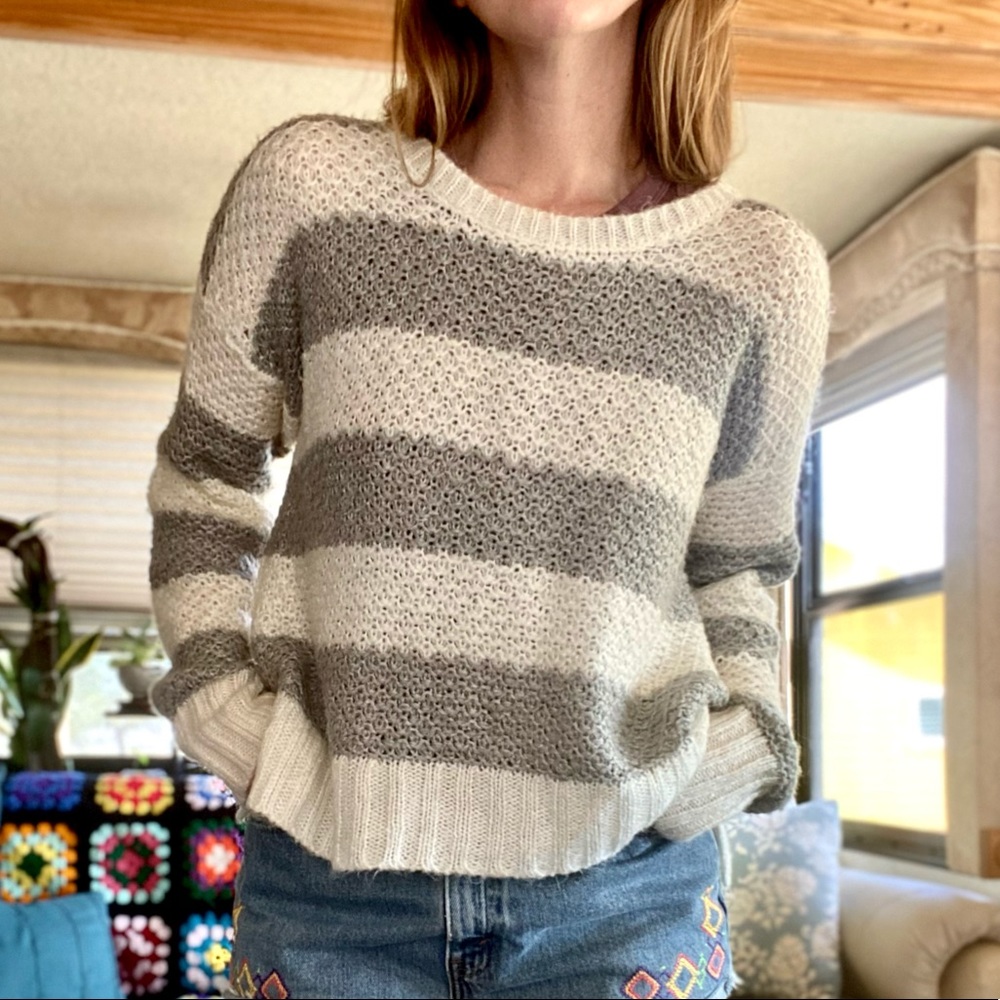 Aeropostale Gray and White Knit Sweater Womens Size Large